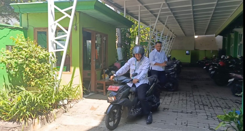Teladan Efisiensi, Kepala Kantor Kemenag Kota Probolinggo Tunggangi Motor Saat Monev di MTs Negeri
