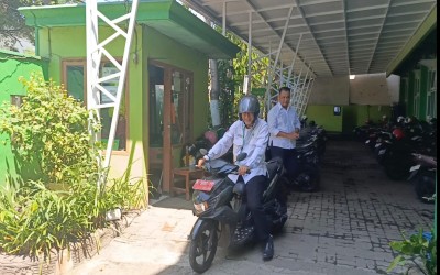 Teladan Efisiensi, Kepala Kantor Kemenag Kota Probolinggo Tunggangi Motor Saat Monev di MTs Negeri